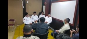 TAMU REDAKSI: Pimpinan Badan Amal Zakat Nasional (Baznas) Kalimantan Barat saat berkunjung ke Redaksi Pontianak Post,Senin(19/1). Rombongan diterima langsung oleh Direktur Utama Pontianak Post Salman B dan Pemred Pontianak Post Heriyanto