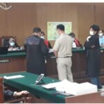 Saksi M Andre saat diperlihatkan Photo copy KK yang diduga palsu